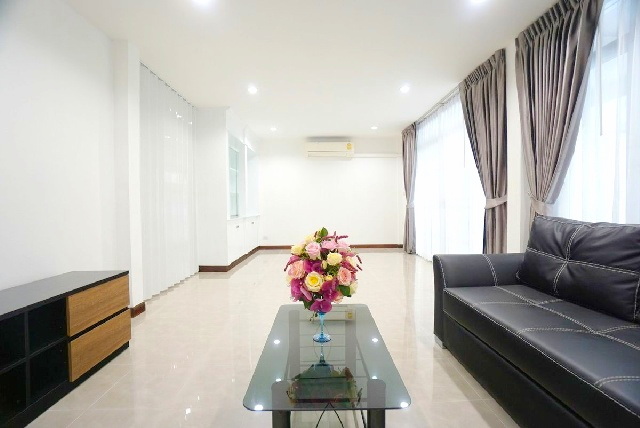 ให้เช่าทาวน์เฮ้าส์ 3 ชั้น รัชดา1-5 MRT พระราม 9 500 ม. 7นอน เซ็นทรัล พระราม 9 1.9 กม. ดาดฟ้า หลังใหญ่ 420 ตร.ม.