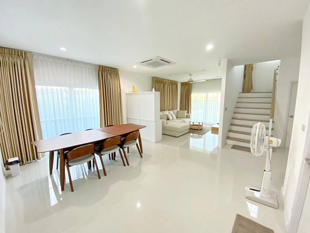 ขายขาดทุนจำเป็นต้องใช้เงิน รร.นวมินทราชินูทิศ 4กม.ตลาดบางปูใหม่ 5.9กม. 4-5นอน คฤหาสน์เดี่ยวใหญ่ 2ชั้น หลังมุม อยู่หน้าสว