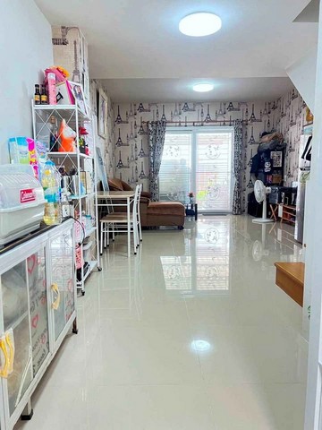 ายบ้านทาวน์โฮม 2 ชั้น หมู่บ้านแฟมิลี่ซิตี้พานทอง เนื้อที่ : 16 ตรว.พื้นที่: 2 ห้องนอน 2 ห้องน้ำ