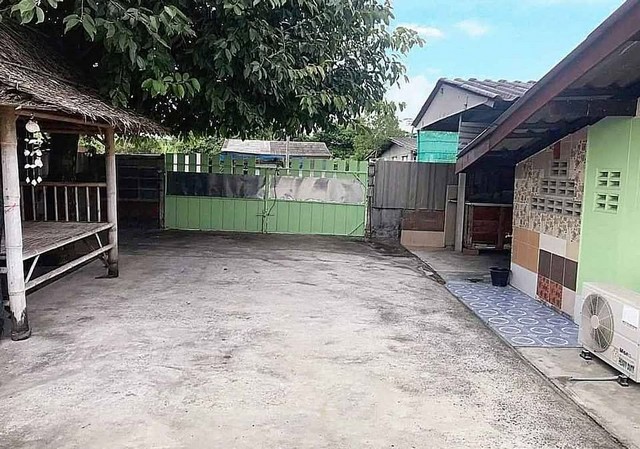 ขายที่ดินพร้อมสิ่งปลูกสร้าง 2 หลัง บนเนื้อที่ 130 ตรว ถนนดีถนนกว้าง 6 ล้อ วิ่งสวนได้