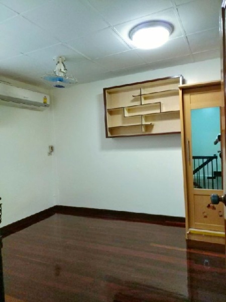 ทาวน์เฮ้าส์ 2 ชั้น ให้เช่า 20 ตร.วา. 160 ตร.ม. 4 นอน MRT คลองเตย 1.2กม.เซนต์แอนดรูว์ส สุขุมวิท 4.7 กม. อาคารมาลีนนท์ 2.6