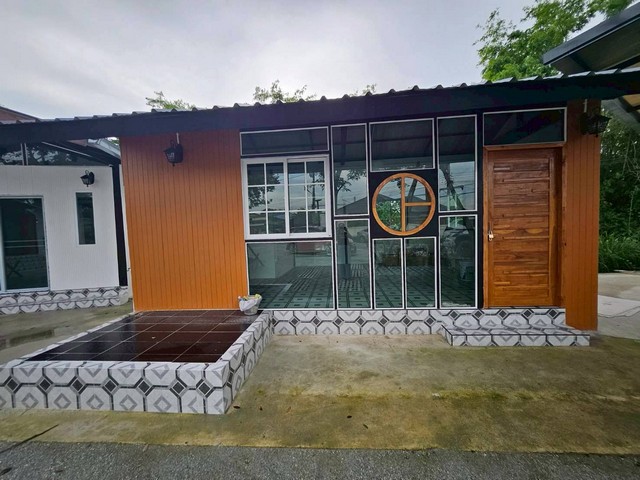 ให้เช่าพื้นที่ทำกิจการร้านค้า เหมาะสำหรับผู้ที่เริ่มต้นทำธุรกิจ ทำเลดีติดหน้าถนนซอยหลักมีหมู่บ้านรายล้อม