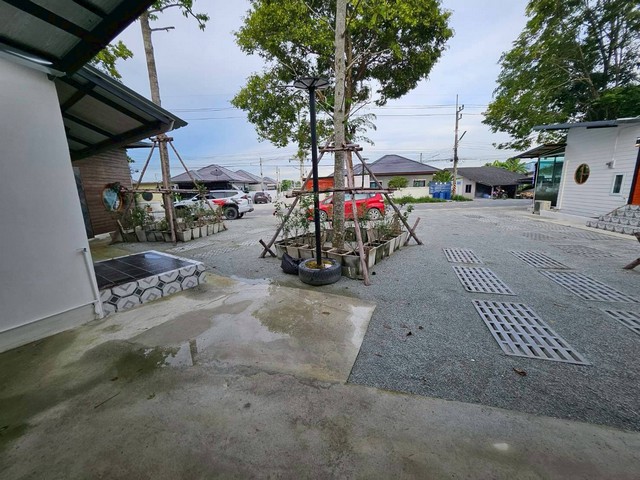 ให้เช่าพื้นที่ทำกิจการร้านค้า เหมาะสำหรับผู้ที่เริ่มต้นทำธุรกิจ ทำเลดีติดหน้าถนนซอยหลักมีหมู่บ้านรายล้อม