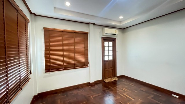 ขายบ้านหรูสไตล์คลาสสิกหลังใหญ่ มบ.มณียา 3 ท่าอิฐ 125.9 ตร.วา ตกแต่งด้วยไม่สัก-ไม้ประดู่ พร้อมสวนร่มรื่นและความเงียบสงบเป