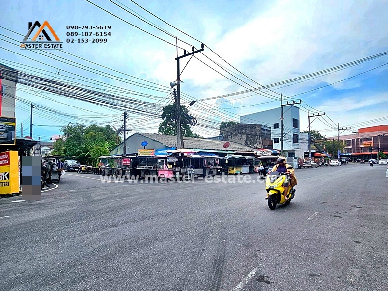 ที่ดินเปล่า 195.6 ตร.ว. แปลงมุม สวยมาก ติดถนนไทรบุรี จ.สงขลา หน้ากว้างประมาณ 20 M. x ลึก 45 M. ปัจจุบันมีผู้เช่าที่ดินขายอาหาร