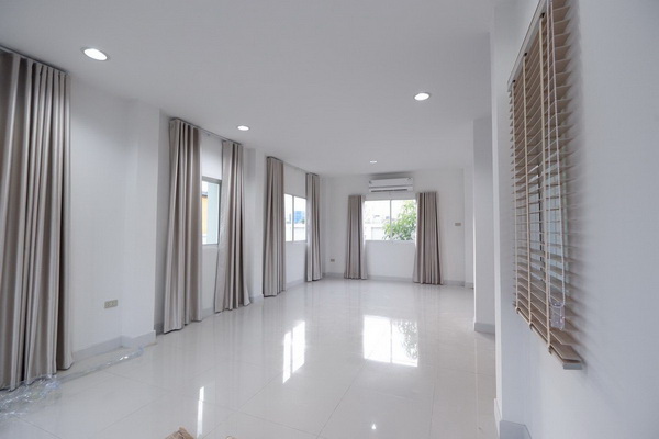 [ให้เช่า] FOR RENT NIRUN GRAND BANGNA / 3 bedrooms 2 bathrooms / 55 Sqw. 180 Sqm. **20,000** CLOSE TO HUACHIEW CHALERMPRAKIET UNIVERSITY