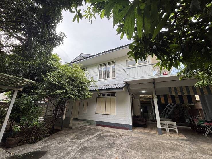 ขายที่ดินพร้อมบ้าน ติดถนนซอยเจริญนคร 78 ขนาด 256.4 ตารางวา สนใจติดต่อ 0858289454