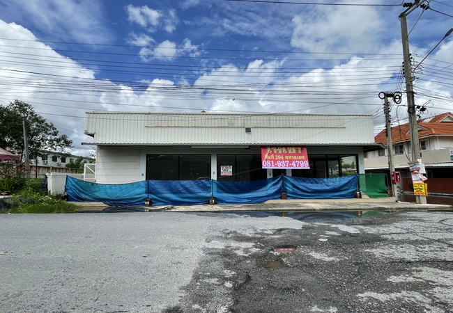 ให้เช่าอาคารร้านค้า สำนักงาน หน้าหมู่บ้านพฤกษาวิลเลจ 7 ซอยประชาอุทิศ 90 เนื้อที่ 294 ตร.ม.