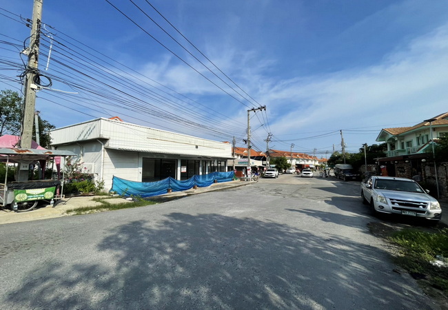 ให้เช่าอาคารร้านค้า สำนักงาน หน้าหมู่บ้านพฤกษาวิลเลจ 7 ซอยประชาอุทิศ 90 เนื้อที่ 294 ตร.ม.