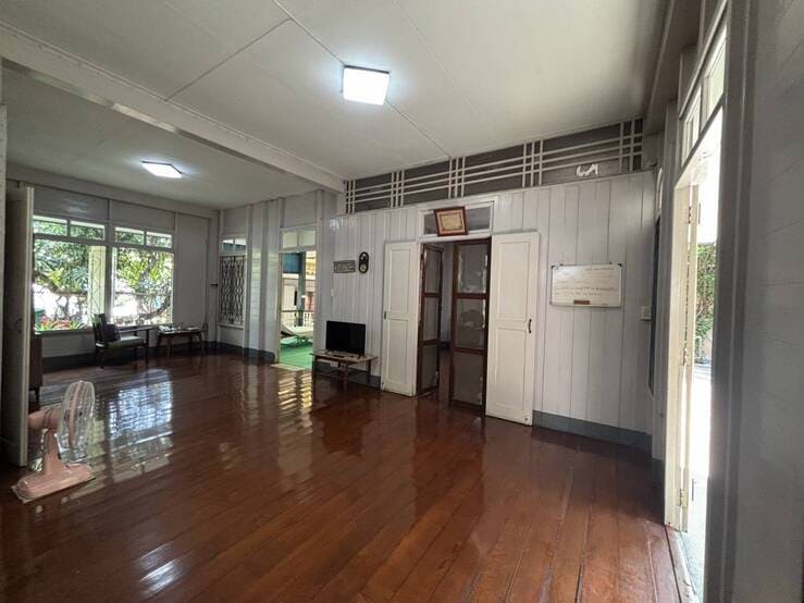 ขายที่ดินพร้อมบ้าน ติดถนนซอยเจริญนคร 78 ขนาด 256.4 ตารางวา สนใจติดต่อ 0858289454