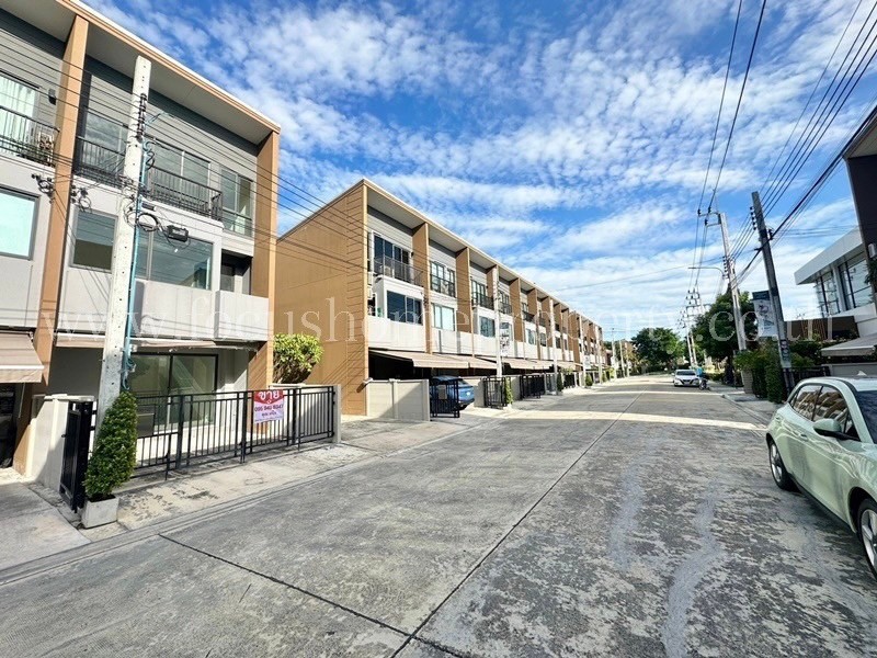 ขายทาวน์โฮม 3 ชั้น สภาพใหม่ไม่เคยเข้าอยู่ โครงการ บ้านกลางเมือง สุขุมวิท-อ่อนนุช