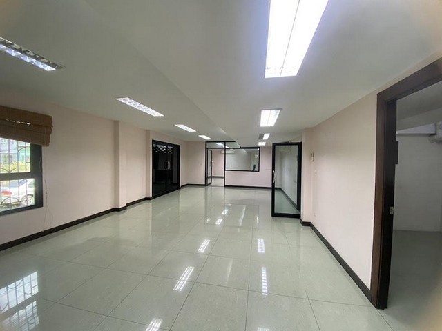 ให้เช่าอาคารสำนักงาน 3 ชั้น 728 ตรม. ซอยประชาอุทิศ 15 ตกแต่งพร้อมใช้งาน ใกล้สนามบินดอนเมือง