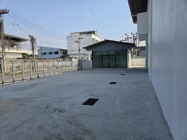 ให้เช่าโกดัง 865 ตรม. พร้อมสำนักงานและที่จอดรถ พุทธมณฑลสาย 4 อ้อมน้อย กระทุ่มแบน