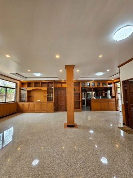 ให้เช่าบ้านเดี่ยว 3 ชั้น 111 ตรว. 7 ห้องนอน ซอยลาดพร้าว 93 ใกล้รถไฟฟ้า สถานีมหาดไท เหมาะอยู่อาศัยหรือทำออฟฟิศ ** จดทะเบี