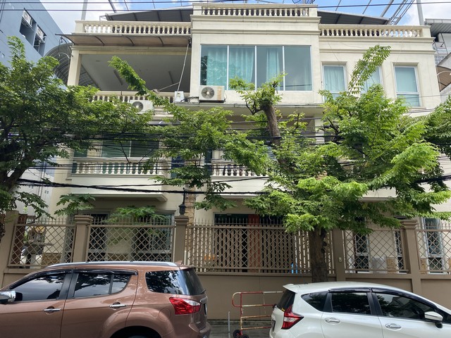 ขายบ้านเดี่ยวหลังใหญ่ ซอยสภาการเหมืองแร่ ใกล้มหาวิทยาลัยหอการค้า 2หลังในพื้นที่เดียวกันรีโนเวทใหม่ 10ห้องนอน 14ห้องน้ำ