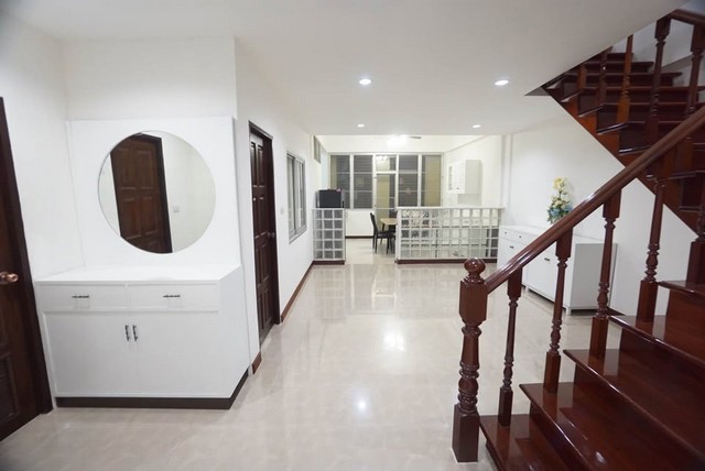 ให้เช่าทาวน์โฮม3ชั้นหมู่บ้านอยู่เจริญรัชดาภิเษกซอย3 ใกล้MRTพระราม9