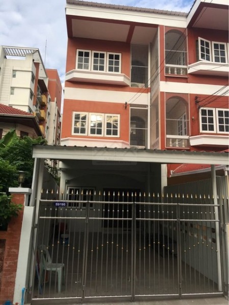 ให้เช่าทาวน์โฮม 3 ชั้น 4 ห้องนอน ลาดพร้าวซอย 29 พร้อมเฟอร์นิเจอร์ ใกล้ MRT ลาดพร้าว