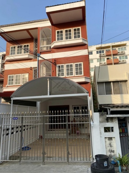 ให้เช่าทาวน์โฮม 3 ชั้น 4 ห้องนอน ลาดพร้าวซอย 29 พร้อมเฟอร์นิเจอร์ ใกล้ MRT ลาดพร้าว