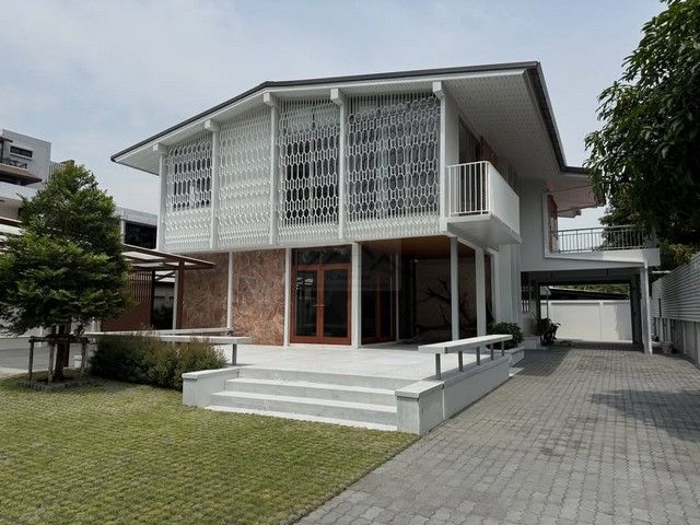 ให้เช่าบ้านเดี่ยว 143 ตรว. ซอยปรีดีพนมยงค์ 25 (เอกมัยซอย 10) รีโนเวทใหม่ พร้อมเข้าอยู่ทันที
