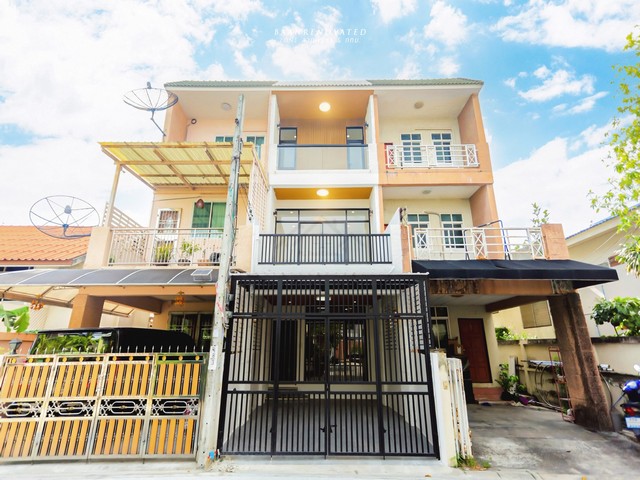 ขายทาวน์เฮ้าส์ 3 ชั้น 4 ห้องนอน ซอยลาดพร้าว 94 (ซอยอินทราภรณ์) เข้า - ออกได้หลายทาง เดินทางสะดวก ใกล้เลียบด่วน รีโนเวทให