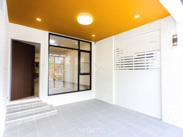ขายทาวน์เฮ้าส์ 3 ชั้น 4 ห้องนอน ซอยลาดพร้าว 94 (ซอยอินทราภรณ์) เข้า – ออกได้หลายทาง เดินทางสะดวก ใกล้เลียบด่วน รีโนเวทให