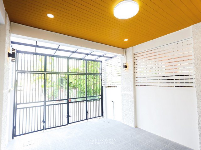 ขายทาวน์เฮ้าส์ 3 ชั้น 4 ห้องนอน ซอยลาดพร้าว 94 (ซอยอินทราภรณ์) เข้า – ออกได้หลายทาง เดินทางสะดวก ใกล้เลียบด่วน รีโนเวทให
