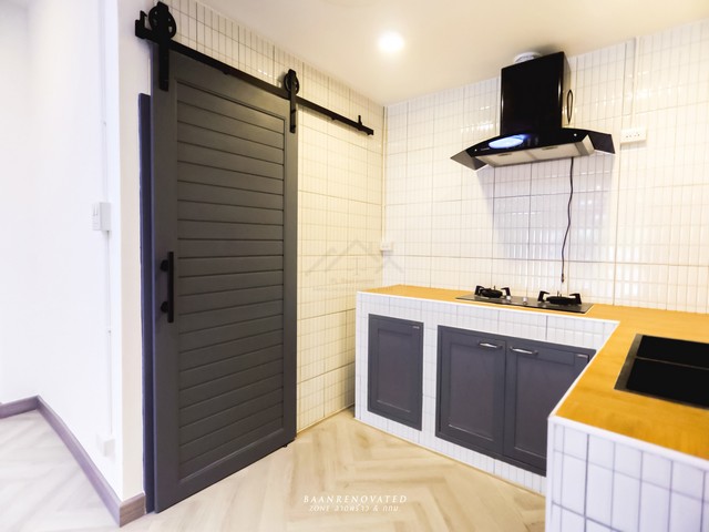 ขายทาวน์เฮ้าส์ 3 ชั้น 4 ห้องนอน ซอยลาดพร้าว 94 (ซอยอินทราภรณ์) เข้า – ออกได้หลายทาง เดินทางสะดวก ใกล้เลียบด่วน รีโนเวทให