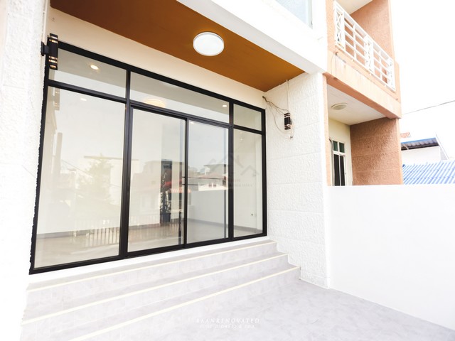 ขายทาวน์เฮ้าส์ 3 ชั้น 4 ห้องนอน ซอยลาดพร้าว 94 (ซอยอินทราภรณ์) เข้า – ออกได้หลายทาง เดินทางสะดวก ใกล้เลียบด่วน รีโนเวทให