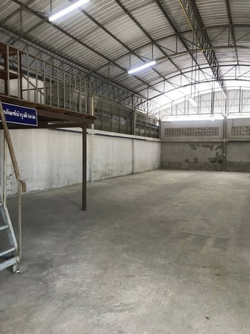 ให้เช่าโกดัง และสำนักงาน 1,000 ตารางเมตร มีบ้านพักคนงาน 3 ห้อง ตำบล คลองควาย อำเภอสามโคก