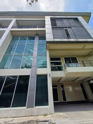 ให้เช่าโฮมออฟฟิต4ชั้นห้องมุม 600 ตร.ม.ย่านรามอินทราใกล้แฟชั่นไอแลนส์,MRTวงแหวนรามอินทรา