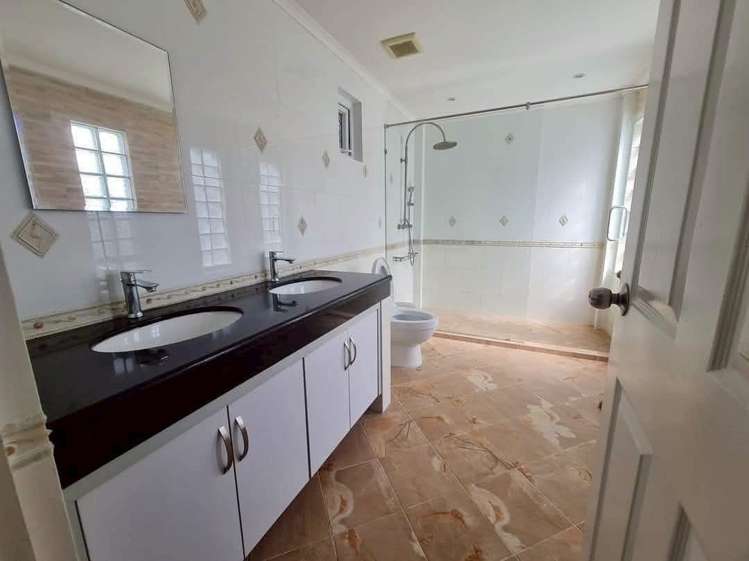ให้เช่า(FOR RENT) บ้านหรูสุดคลาสสิคพร้อมสระว่ายน้ำ หมู่บ้านสินทวี บ้านฉาง ระยอง