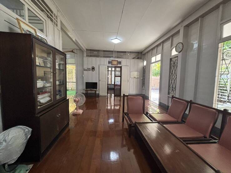 ขายที่ดินพร้อมบ้าน ติดถนนซอยเจริญนคร 78 ขนาด 256.4 ตารางวา สนใจติดต่อ 0858289454