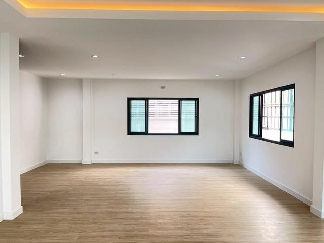 ขาย บ้านเดี่ยว รีโนเวทใหม่ทั้งหลัง หมู่บ้านปรีชาล้ำเพชร รามคำแหง76 ใกล้รถไฟฟ้าสายสีส้ม ใกล้เดอะมอลล์บางกะปิ