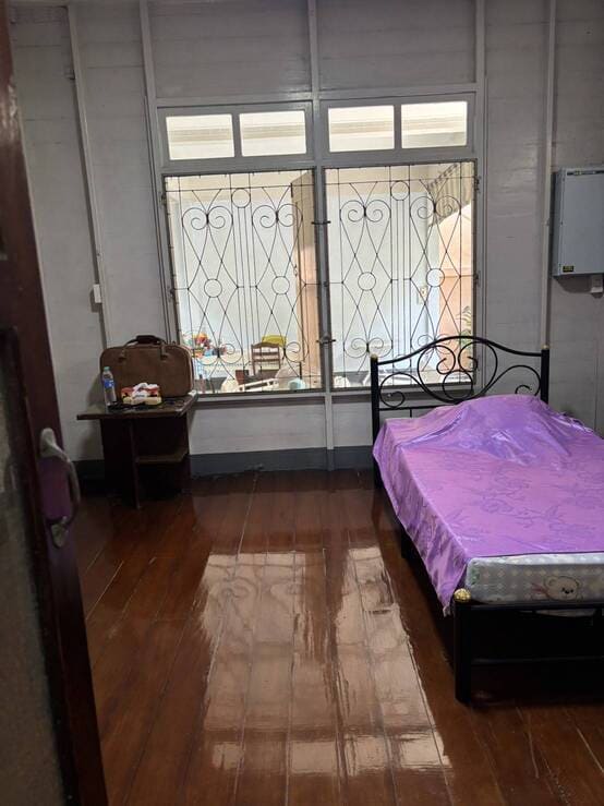 ขายที่ดินพร้อมบ้าน ติดถนนซอยเจริญนคร 78 ขนาด 256.4 ตารางวา สนใจติดต่อ 0858289454
