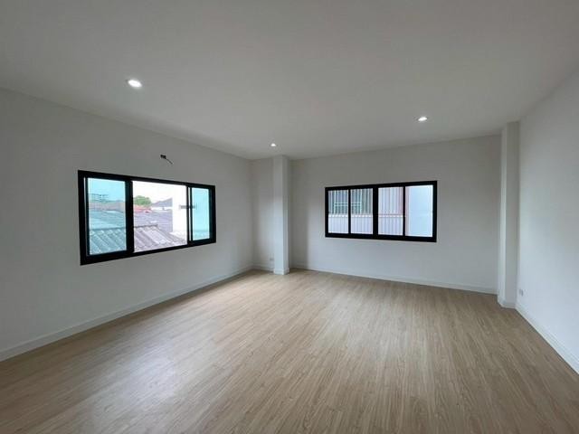 ขาย บ้านเดี่ยว รีโนเวทใหม่ทั้งหลัง หมู่บ้านปรีชาล้ำเพชร รามคำแหง76 ใกล้รถไฟฟ้าสายสีส้ม ใกล้เดอะมอลล์บางกะปิ