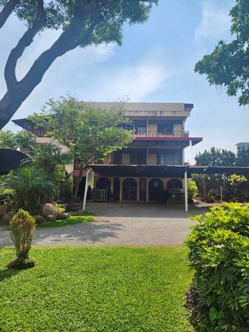 ขายที่ดินพร้อมอาคาร 3 ชั้น ใจกลางท่าแพ วิวดอยสุเทพ เหมาะทำโรงแรม-คาเฟ่ ใกล้แหล่งท่องเที่ยว ราคา 86 ล้าน