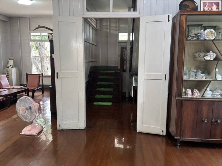 ขายที่ดินพร้อมบ้าน ติดถนนซอยเจริญนคร 78 ขนาด 256.4 ตารางวา สนใจติดต่อ 0858289454
