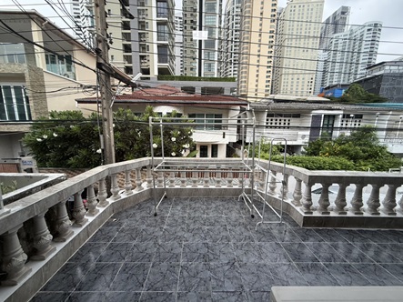 ให้เช่าทาวน์เฮ้าส์ 2ชั้น สุขุมวิท26 ใกล้ รร.โฟร์วิงส์ Line ID 0619636888