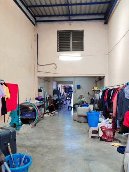 ขายอาคารพาณิชย์ 3.5 ชั้น หมู่บ้านดีเค ซอย 30 สภาพดี วิวหลังบ้านสวย เจ้าของขายเอง โทร 095-165-3654