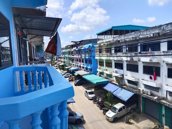 ขายอาคารพาณิชย์ 3.5 ชั้น หมู่บ้านดีเค ซอย 30 สภาพดี วิวหลังบ้านสวย เจ้าของขายเอง โทร 095-165-3654