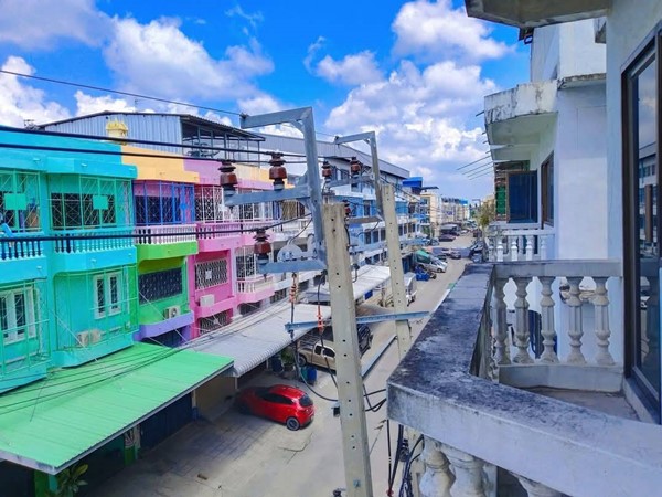 ขายอาคารพาณิชย์ 3.5 ชั้น หมู่บ้านดีเค ซอย 30 สภาพดี วิวหลังบ้านสวย เจ้าของขายเอง โทร 095-165-3654