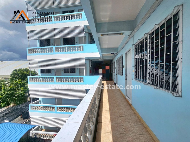 APARTMENT 5 ชั้น + ดาดฟ้า + ที่จอดรถ ซอยทรัพย์บุญชัย 19 ทุกห้องโปร่งลมเย็นด้วย Design ตึกรูปตัว L ให้ทุกห้องมีความโปร่ง มีระเบียงทุกห้อง
