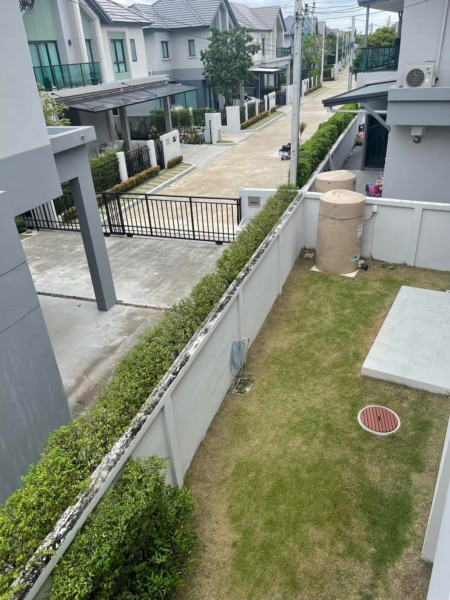Bangkok Boulevard พระราม 5 บ้านใหม่ยังไม่เคยเข้าอยู่ หลังมุมพื้นที่กว้าง ไม่มีเสาไฟฟ้าหรือสายไฟบังหน้าบ้าน