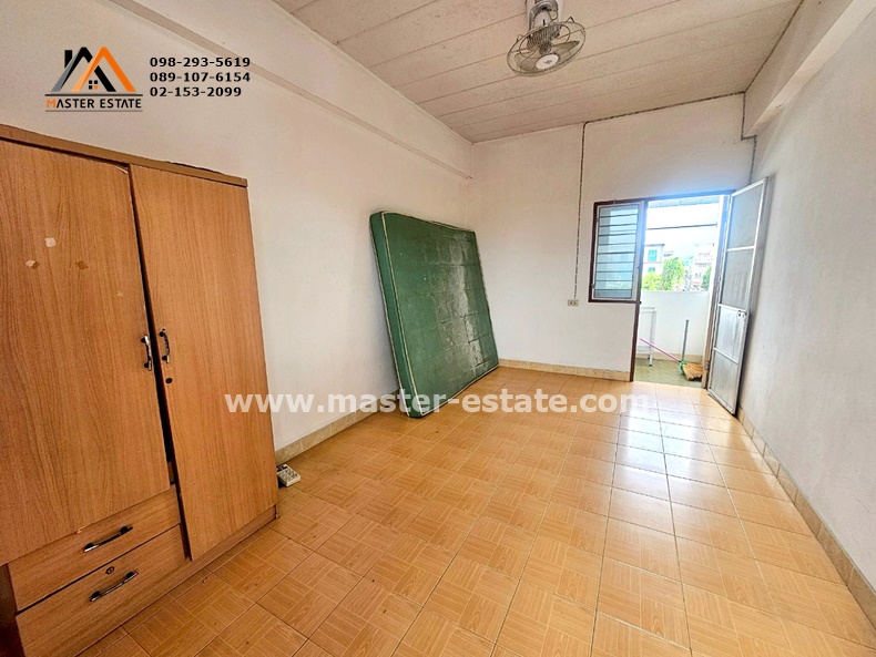 APARTMENT 5 ชั้น + ดาดฟ้า + ที่จอดรถ ซอยทรัพย์บุญชัย 19 ทุกห้องโปร่งลมเย็นด้วย Design ตึกรูปตัว L ให้ทุกห้องมีความโปร่ง มีระเบียงทุกห้อง