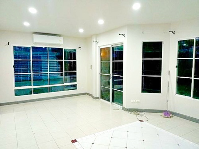ตลาดจตุจักรคุ้มเกล้า 3.6 กม บ้าน 2ชั้น ม.พระจอมเกล้าลาดกระบังหลังมุม รร.เตรียมอุดมพัฒนาการสุวรรณภูมิ 2.5 กม. สุวินทวงศ์