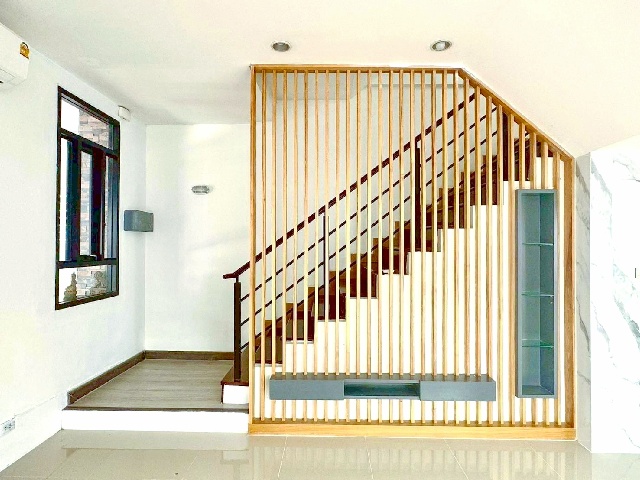 ทาวน์โฮม 3.5 ชั้น ใหม่ 282 ตร.ม.MRT ปากเกร็ด 1 กม. รร.สวนกุหลาบวิทยาลัย 700 ม.7 แอร์เหมาะกับโฮมออฟฟิศ สวนหย่อมสไตล์อังกฤ