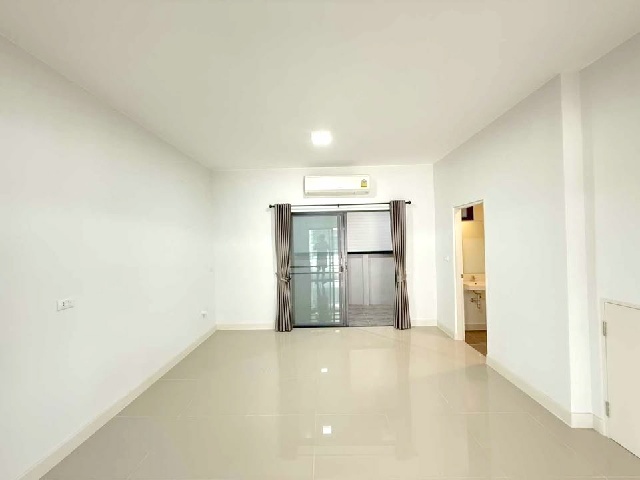 โรบินสัน 800 ม.เซ็นทรัล ฉะเชิงเทรา 2.2กม.ให้เช่าทาวน์เฮาส์ใหม่ สวย 2 ชั้น 20ตร.วา.150 ตร.ม.ติดถนนใหญ่ ม.ราชภัฏราชนครินทร