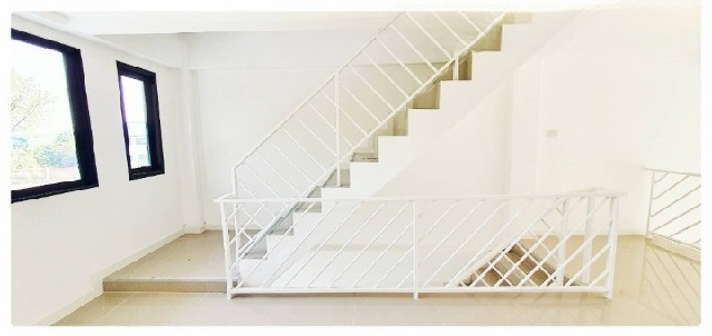 คลองห้า ม.เทคโนโลยีราชมงคลธัญบุรี 4.5 กม.เช่าอาคารพาณิชย์ 4.5 ชั้น มีดาดฟ้า 20 ตร.วา.336.ม.ฟิวเจอร์พาร์ค รังสิต 5.1 กม.