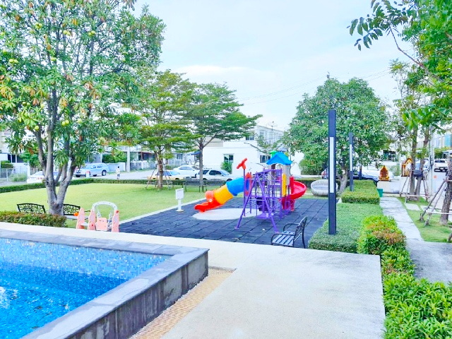 รร.สารสาสน์ประชาอุทิศ 500 ม. พร้อมเฟอร์ เครื่องใช้ไฟฟ้า ตลาดประชาอุทิศ 90 800ม. ให้เช่าทาวน์โฮม 2 ชั้น ติดถนน 2 นอน