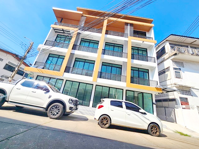 แฟชั่น 2.2กม. โชว์รูมด้านล่าง 402ตรม. ตลาดปัฐวิกรณ์2กม.ให้เช่า โรงแรม 4ชั้น 14แอร์ใหม่ 5จอดรถ นวมินทร์65-81 MRTบางกะปิ 2